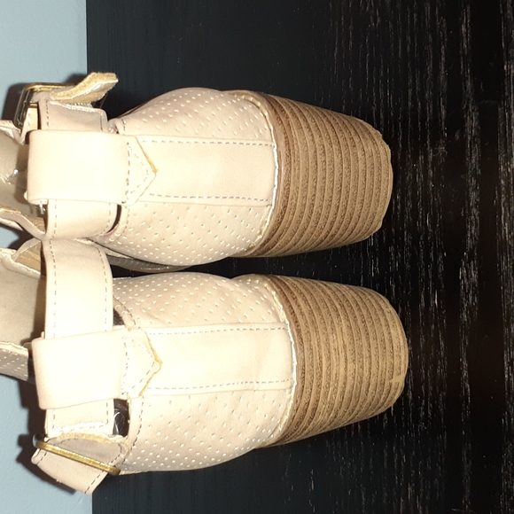Tan Shoe Booties Size 9 NWOT - Picture 3 of 8